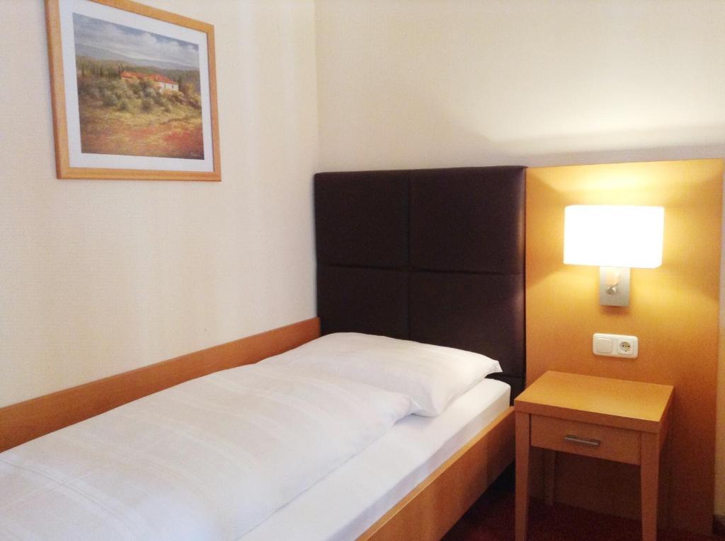 Hotel Goldener Adler Linz Room photo