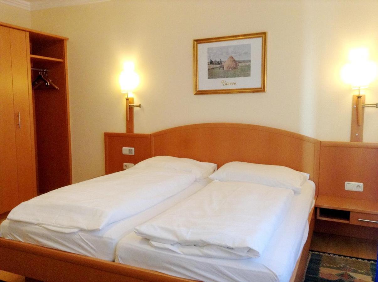 Hotel Goldener Adler Linz Room photo